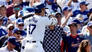 大谷翔平の後ろで“全員起立”　異様な光景…本拠地デビューで「期待と歓迎が伝わった」