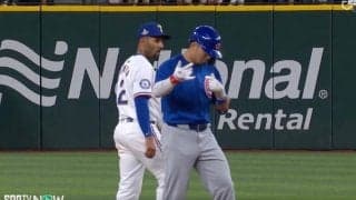 カブス・鈴木誠也は何をしてるのか…？ 爆速ヒット後のベース上での“謎のポーズ”にファン騒然 「打球速度エグすぎるな」「調子はかなり良さそう」