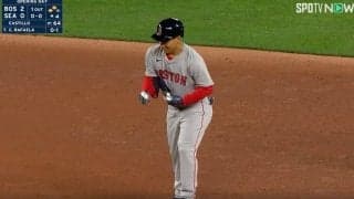 吉田正尚は何をしてるのか…？ 今季初ヒット後に見せたベース上での“謎のポーズ”にファン騒然 「マッスルじゃないな」「めっちゃ嬉しそう」