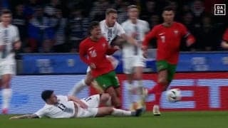 退場だ！ 親善試合なのに…エグい“殺人タックル”でポルトガル代表MFが悶絶！ 真横から足首を刈ったスロベニア代表DFはレッドカードに値