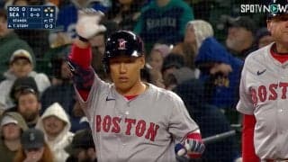 吉田正尚、ベース上で怪獣ポーズ？ 開幕から2試合連続、打球速度164キロの痛烈なセンター前ヒット直後に見せた謎パフォーマンスが話題