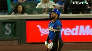 まるで大谷翔平？確信歩きからのバットフリップがカッコ良すぎる！マリナーズ切り込み隊長のホームラン・パフォーマンスにスタジアムが大歓声に包まれた瞬間