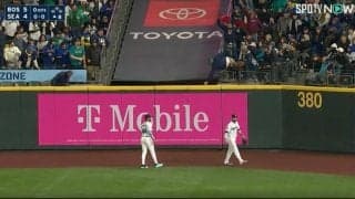 あわや転落事故！フェンスから身を乗り出してホームランボールをキャッチしようとする“危険すぎるファン”がヤバい　中継を観ている視聴者もヒヤリ