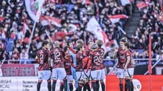 「女神が可愛いから︎‼︎」今季ホーム初勝利の浦和”ホリプロ所属の勝利の女神”のユニフォームショットが美しい！「いい感じに陽射しを浴びてとっても可愛いお写真です」の声