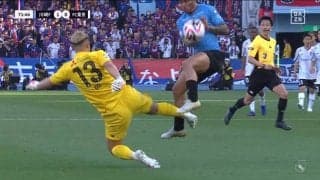 「これは責められない」GKが1対1の局面で覚悟の飛び出し→DOGSO発動で一発レッドになった瞬間！決定機阻止タックルで退場もスタンドから拍手「飛び出すしかなかったからな」