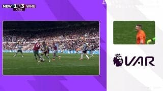 「これでPKはサッカーが終わる」レフェリーがOFRで誤審？ 不回避だった“敵の横入り→足蹴り”の一部始終…「完全に貰い事故」「納得できない」など疑問の声