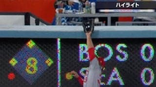 「大谷もきっと喜んでる」「大谷の分も俺が打つって感じ」 超激レア！数センチの“ギリギリ弾”が着弾する瞬間　“大谷翔平ファンの強打者”が放った珍ホームラン