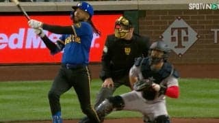 「バット回しすぎだろ」「これはウザいw」 史上最高レベルの確信歩き→バット投げが炸裂　マリナーズの名ショートの特大弾より目立つパフォーマンスに球場騒然