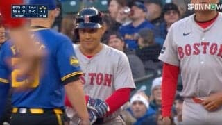 投手をイラつかせる！なんで笑ってるんだ… レッドソックス・吉田正尚が驚異の「ネバネバ打法」 粘って出塁後に一瞬だけ見せた“不敵な笑み”にファン騒然