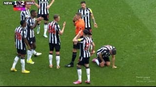 「ふざけんな！」物議を醸す判定に大ブーイング…「審判がよくない」「ルール上は問題ない」選手が顔を抑えて悶絶→無視してクイックスタートからゴールの一部始終