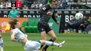 「怖っ！」「ナイスファウル」 ボルシアMG板倉滉が“殺人タックル”炸裂→相手の膝に直撃して吹っ飛ばした瞬間　抜け出されたら大ピンチの場面で決死のスライ