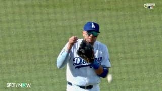 捕れなくてもアウト！ドジャースの名手がインフィールドフライで“珍落球” 降雨のち快晴、スタジアムの“独特天候”に四苦八苦