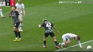 どこがファウルなんだよ！「怖っ！」「エグいな…」堂安律が背後から堂々と“危険タックル”で吹っ飛ばした瞬間　相手を削り倒しても余裕の鬼メンタル