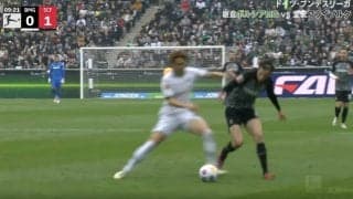 遠藤航だけじゃない！「完全に潰したな…」「エグいな」ボルシアMG板倉滉が“強烈タックル”を炸裂→体をぶつけてボール奪取の瞬間　完璧な守備でデュエルに完全勝利