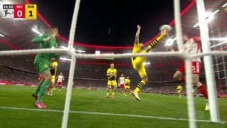 「天才だ！」「危ないだろ！」神クリアかファウルか…物議を醸した一部始終！ ドルトムントDFが古巣バイエルン戦でスーパー守備「これ止めるのヤバい」