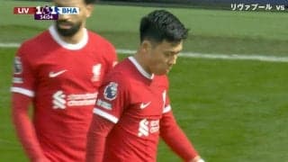 おい、簡単に倒れんなよ！「怖っ…」「エグいな」リバプール遠藤航が“球際が強すぎる”爆速タックルで吹っ飛ばした瞬間　潰し屋が本領発揮した衝撃デュエル