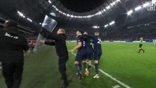 「煽りすぎだろw」ブチギレの敵ファンが物を投げ入れ警備隊出動！ 10秒爆速カウンター→カオスセレブレーションの一部始終「熱いね」「よく決めた」