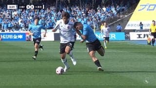 「こええええ」「頭ねじ込んでる」川崎・エリソン、もはやファウルでしか止められない超ド迫力“闘牛ドリブル”炸裂の瞬間「引っ張ってもビクともしねえ」