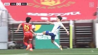 「あぶねえ」「早く止めろよ！」ペナルティエリア内で交錯→転倒悶絶もノーファウル試合続行で選手が抗議　スタンドからはブーイングも「ファウルじゃないの？」