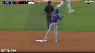 アイツは一体、何やってるんだ…？ 球界屈指のフルスイング野郎がベース上で見せた“謎の動き”　カブス・鈴木誠也の同僚のパフォーマンスにファン騒然