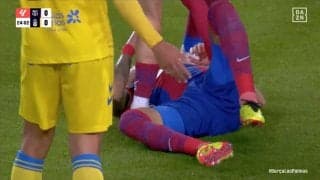 超危険プレーに場内騒然！屈強バルセロナFWが宙を舞いリアル一回転…“殺人タックル”に一発レッドが提示された瞬間