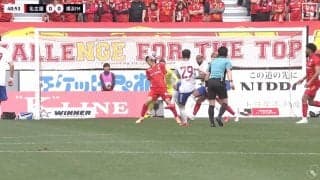 「これは痛い」「嘘だろ」超至近距離からズドン！弾丸シュートを真っ向から顔面ブロック！体ごと大きく吹っ飛ぶ衝撃シーンに「大丈夫か？」