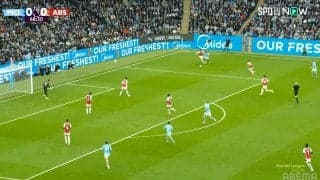 「めちゃくちゃ速いな！」冨安健洋が“最強ドリブラー”に抜かれた瞬間…圧巻スピードに「後手に回ったとはいえヨーイドンで交わしたぞ」「マッチアップは見応えあるな」の声