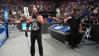 自宅襲撃で“警察沙汰”の米人気レスラー、警備員に変装しブチギレ乱闘で再び物議 謹慎中の暴挙に場内騒然