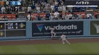 球場騒然！“韓国のイチロー”がフェンスに激突する衝撃シーン　あわやホームランの大飛球を全力ダッシュで追いかけた決死の危険プレー