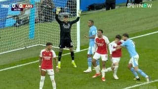 「柔道かよ！」冨安健洋が投げ飛ばされる→映像から消える！「エグいな」「首締めか」カメラが捉えていたシティDFとバチバチ引っ張り合いの一部始終