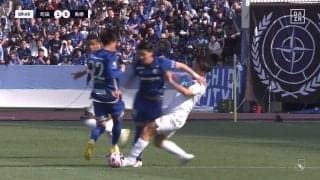 「荒いぞ！」「これはえぐい」スタジアム騒然の危険なレイトタックル炸裂！“あからさまなアフター”に批判が集まるも「これは...」ファウルの見方を変える名解説
