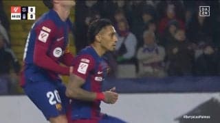 膝からガックリ＆呆然…バルセロナFW決定機到来もミスショット ゴールを逃した一部始終