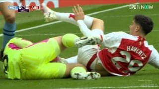 「ふざけんな！」危険な足裏タックルにマンCファンが激昂！「オルテガが怪我したらGK終わる…」「削んなよ」アーセナルFWの激しいスライディングに肝を冷やした瞬間