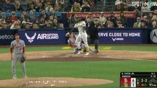 放送事故レベル！ 一体、何が起きた…？ MLBのお騒がせ問題児に起きた“謎の現象”にファン騒然　豪快アーチ直後に投げたバットが一瞬消える