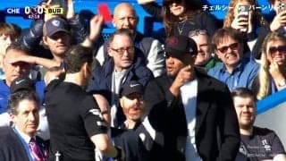 また“誤審”か…「ジョークみたいなPK判定」でDF退場→ブチギレ暴言監督もレッドカードを食らった一部始終！ 解説者はチェルシーFWを「いとも簡単に倒れた」と断罪
