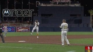 もはや挑発レベル！「投手イラつくだろうなw」 MLBのお騒がせ“問題児”の特大アーチ後のパフォーマンスが“ヤバすぎる”と話題に　バット投げ→確信歩き→3塁手前でステップのフルコンボ