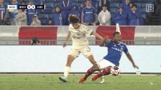 「何が起きた？」横浜FM・エウベルがプレー中ピッチに突然座り込み、担架で運ばれるアクシデント発生　昨季王者・神戸戦を目前にエースが負傷交代の緊急事態