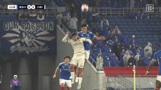 「本当に大丈夫か」あわや粉砕骨折！70cm級ハイジャンプからの顔面強打で転倒悶絶 ヘディングの競り合いで壮絶な空中ダブルノックアウトの瞬間　