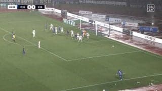 「またロングスロー！」わかっていても防げない町田の必殺スロー炸裂！ゴールの目の前まで軽々放り込む“反則級”の特大ロングスローで痛恨のオウンゴールが決まった瞬間