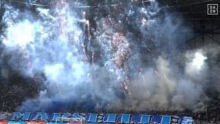 「やりすぎだってw」サポーターの花火と発煙筒でピッチが煙に覆われた仰天シーン！ フランス・ダービーの盛り上がりにファン驚愕「火事だ」「何も見えないぞw」