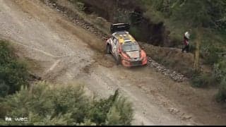 世界最速ラリー車が“土壁激突”の衝撃アクシデント「石ゴロゴロやな」「土埃で全然見えないw」過酷すぎる未舗装路に超一流ドライバーも呆然