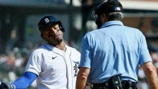 「流石にヤバい」“謎判定”に疑問殺到　バット当たらずも…62歳球審に「彼らしい」