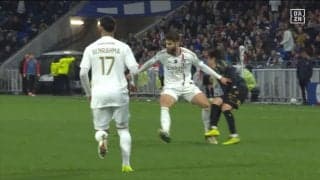 「なに笑ってんだ！」伊東純也の右脚に膝からあたりにいく悪質レイトタックル炸裂！イエローカードにもニヤけ顔で反省ゼロ、屈強DFがかました極悪ファウルの瞬間