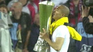 「永遠の愛」「決して忘れない」小野伸二氏がフェイエノールトに帰還、UEFAカップを掲げる姿にファンが大興奮「これぞレジェンド」