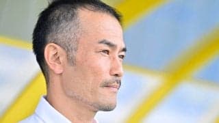 「イチローすぎて笑っちゃった」J2千葉・指揮官の「ベースボールシャツ」モデル挑戦にファン驚き！「3割、30盗塁の佇まい」「寄せに行ってるだろこれ」などの声