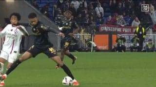 「ひでえ」「完全に殴ってる」長身FWの右ストレートで一発ノックアウト　不意のグーパンチが顔面直撃で転倒悶絶の瞬間「顔にモロ入ってる」