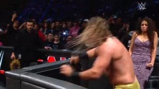 美人リングアナが“ドン引き”硬直の憂き目 「お姉さんビビってるw」狂気のイス投げに騒然