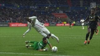 「審判すげえな」PK狙いのド派手ダイブが一目で見破られた瞬間　GKとの接触を装い大転倒するもダイブが華麗すぎて実はバレバレ...騙された味方がイエローカードをもらう珍場面