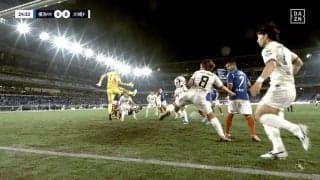 「スーパーだ」「えぐすぎる！」絶体絶命のピンチを救った執念の“腰ブロック”炸裂！ドンピシャヘッドを弾き出した奇跡の瞬間「すげぇ1点ものをクリア」