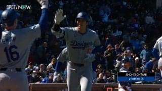 1号は顔面、2号は上から！大谷翔平のホームランを祝福する「ひまわりの種」シャワー、飛んでくる方向が自在だった